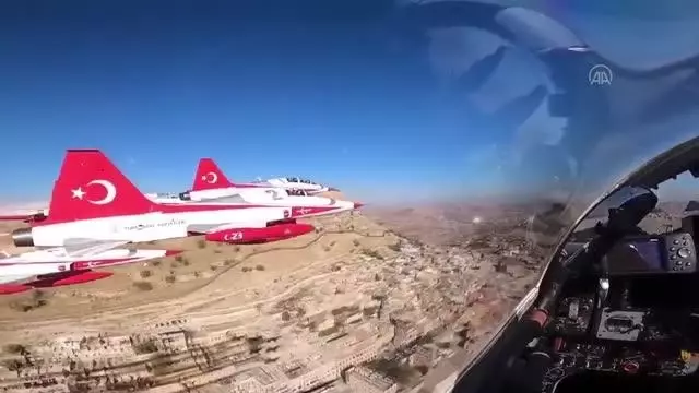 'Türk Yıldızları' gösteri uçuşu 'Türk Yıldızları' gösteri uçuşu