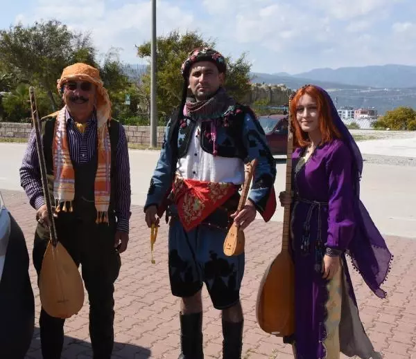 Türküleri yaşatmak için karavanıyla diyar diyar geziyor - Yeniden Türküleri yaşatmak için karavanıyla diyar diyar geziyor - Yeniden