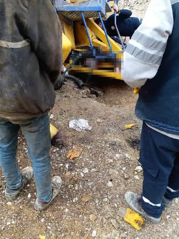 Son dakika haber... Uçurumdan yuvarlanan iş makinesinin altında kalan operatör, hayatını kaybetti Son dakika haber... Uçurumdan yuvarlanan iş makinesinin altında kalan operatör, hayatını kaybetti