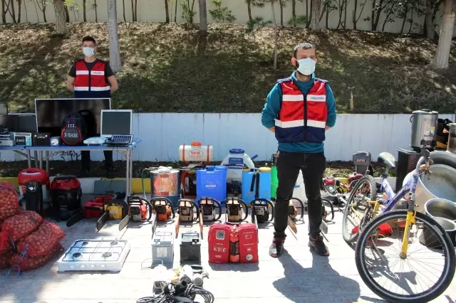 3 yıldır girdiği onlarca evden yüzlerce eşya çalan hırsızı, araçta yanına oturttuğu oyuncak ayı yakalattı 3 yıldır girdiği onlarca evden yüzlerce eşya çalan hırsızı, araçta yanına oturttuğu oyuncak ayı yakalattı