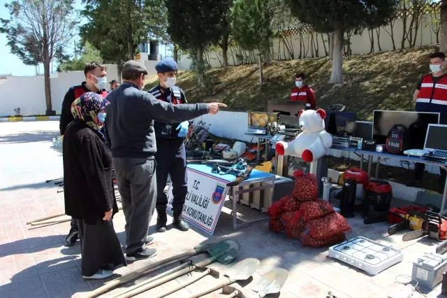 3 yıldır girdiği onlarca evden yüzlerce eşya çalan hırsızı, araçta yanına oturttuğu oyuncak ayı yakalattı 3 yıldır girdiği onlarca evden yüzlerce eşya çalan hırsızı, araçta yanına oturttuğu oyuncak ayı yakalattı