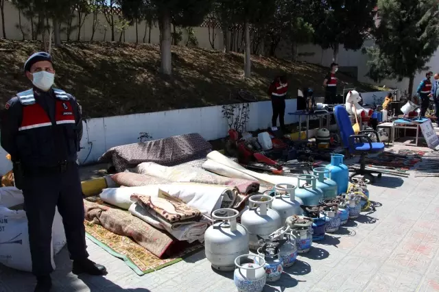 3 yıldır girdiği onlarca evden yüzlerce eşya çalan hırsızı, araçta yanına oturttuğu oyuncak ayı yakalattı 3 yıldır girdiği onlarca evden yüzlerce eşya çalan hırsızı, araçta yanına oturttuğu oyuncak ayı yakalattı