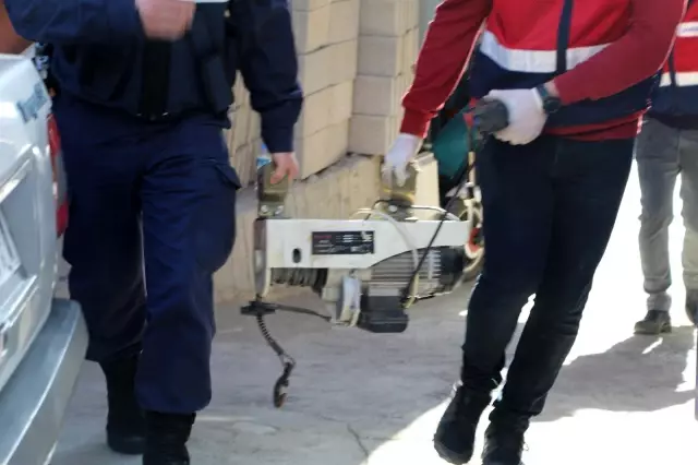 3 yıldır girdiği onlarca evden yüzlerce eşya çalan hırsızı, araçta yanına oturttuğu oyuncak ayı yakalattı 3 yıldır girdiği onlarca evden yüzlerce eşya çalan hırsızı, araçta yanına oturttuğu oyuncak ayı yakalattı