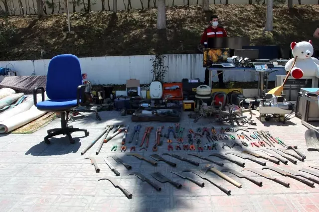 3 yıldır girdiği onlarca evden yüzlerce eşya çalan hırsızı, araçta yanına oturttuğu oyuncak ayı yakalattı 3 yıldır girdiği onlarca evden yüzlerce eşya çalan hırsızı, araçta yanına oturttuğu oyuncak ayı yakalattı