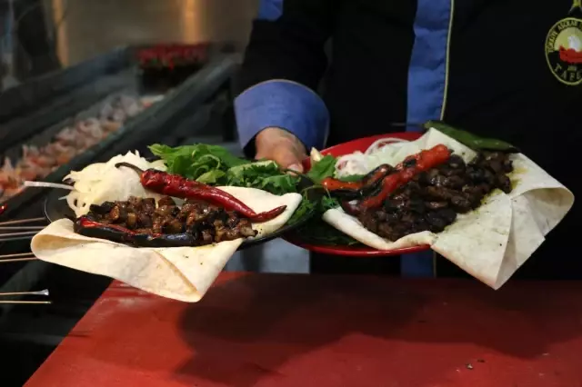 Urfalı ustalar, Edirneli ustaları ciğer kebabı yemeye davet etti Urfalı ustalar, Edirneli ustaları ciğer kebabı yemeye davet etti