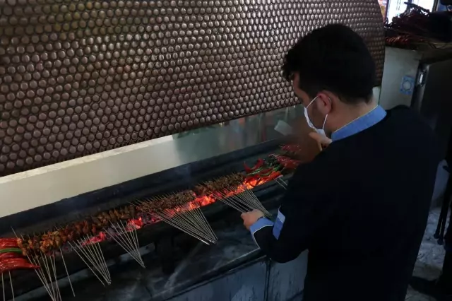 Urfalı ustalar, Edirneli ustaları ciğer kebabı yemeye davet etti Urfalı ustalar, Edirneli ustaları ciğer kebabı yemeye davet etti