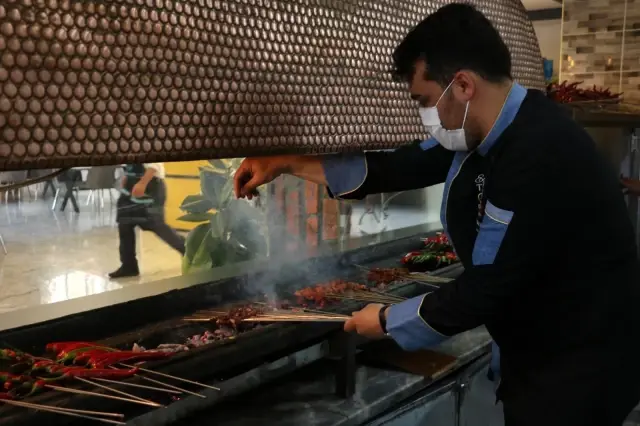 Urfalı ustalar, Edirneli ustaları ciğer kebabı yemeye davet etti Urfalı ustalar, Edirneli ustaları ciğer kebabı yemeye davet etti
