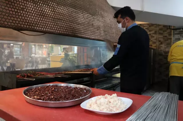 Urfalı ustalar, Edirneli ustaları ciğer kebabı yemeye davet etti Urfalı ustalar, Edirneli ustaları ciğer kebabı yemeye davet etti