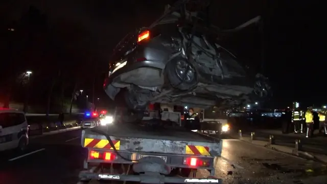 Üsküdar'da aşırı hız dehşeti: Önce çarptı sonra takla attı, 3 kişi yaralandı Üsküdar'da aşırı hız dehşeti: Önce çarptı sonra takla attı, 3 kişi yaralandı