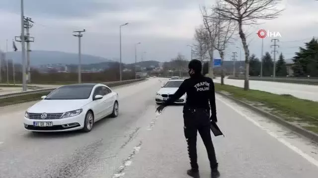 Uygulama yapan polislerden çocuk hassasiyeti Uygulama yapan polislerden çocuk hassasiyeti