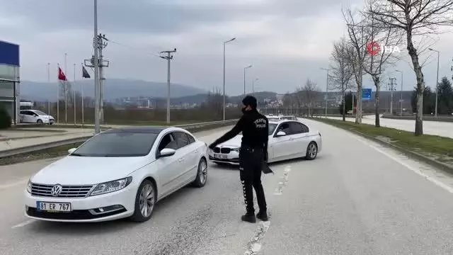 Uygulama yapan polislerden çocuk hassasiyeti Uygulama yapan polislerden çocuk hassasiyeti