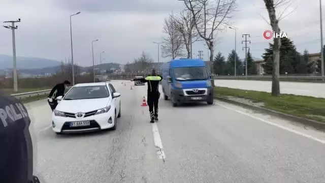 Uygulama yapan polislerden çocuk hassasiyeti Uygulama yapan polislerden çocuk hassasiyeti