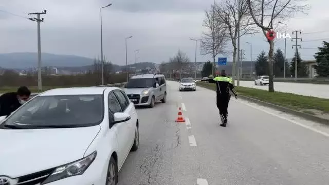 Uygulama yapan polislerden çocuk hassasiyeti Uygulama yapan polislerden çocuk hassasiyeti