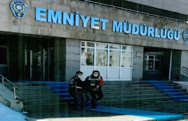 Uyuşturucu satıcısının üzerinden kurusıkı tabanca ve 19,96 gram esrar çıktı Uyuşturucu satıcısının üzerinden kurusıkı tabanca ve 19,96 gram esrar çıktı