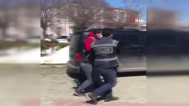 Uyuşturucu satıcısının üzerinden kurusıkı tabanca ve 19,96 gram esrar çıktı Uyuşturucu satıcısının üzerinden kurusıkı tabanca ve 19,96 gram esrar çıktı