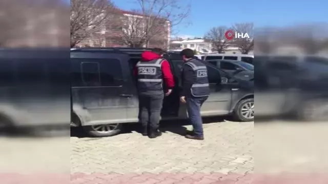 Uyuşturucu satıcısının üzerinden kurusıkı tabanca ve 19,96 gram esrar çıktı Uyuşturucu satıcısının üzerinden kurusıkı tabanca ve 19,96 gram esrar çıktı
