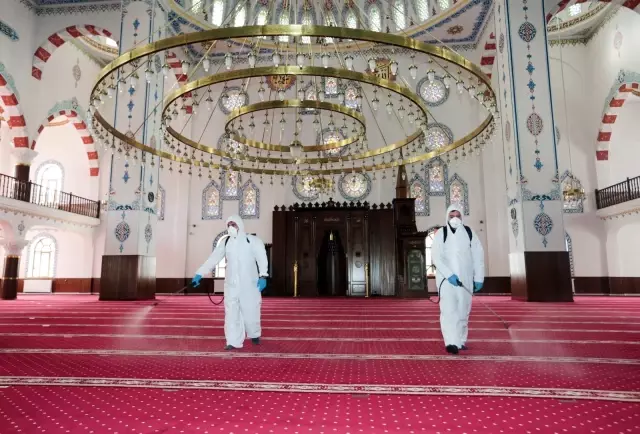 Van'da Ramazan öncesi camiler dezenfekte edildi Van'da Ramazan öncesi camiler dezenfekte edildi