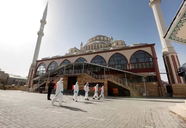 Van'da Ramazan öncesi camiler dezenfekte edildi Van'da Ramazan öncesi camiler dezenfekte edildi
