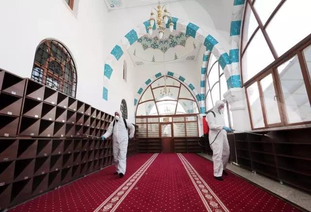 Van'da Ramazan öncesi camiler dezenfekte edildi Van'da Ramazan öncesi camiler dezenfekte edildi