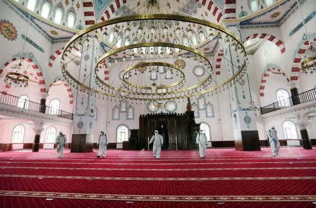 Van'da Ramazan öncesi camiler dezenfekte edildi Van'da Ramazan öncesi camiler dezenfekte edildi