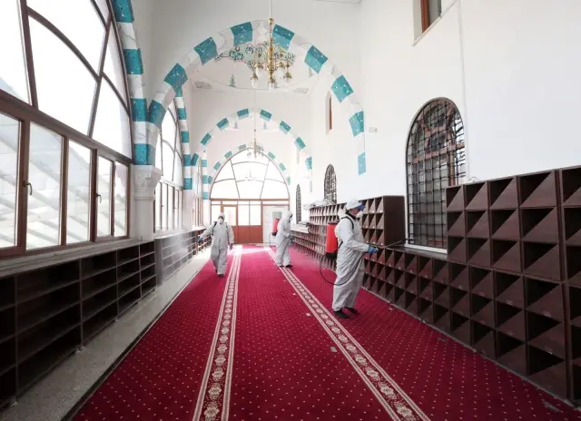 Van'da Ramazan öncesi camiler dezenfekte edildi Van'da Ramazan öncesi camiler dezenfekte edildi