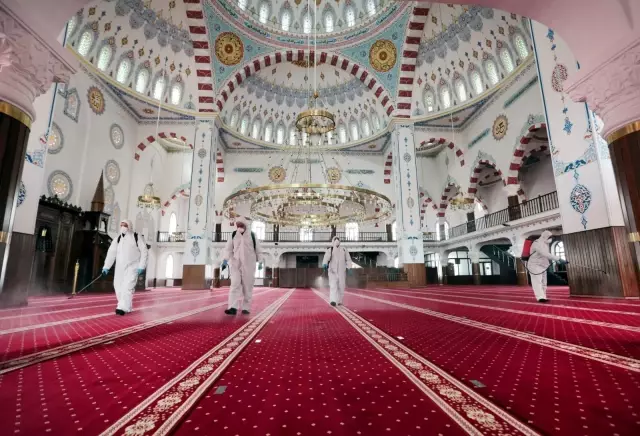 Van'da Ramazan öncesi camiler dezenfekte edildi Van'da Ramazan öncesi camiler dezenfekte edildi