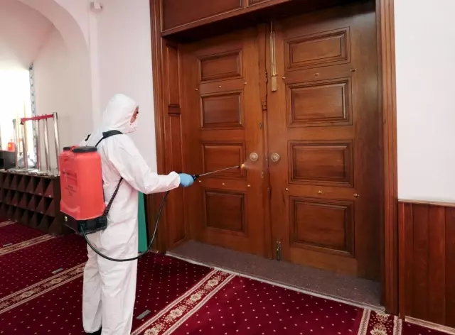 Van'da Ramazan öncesi camiler dezenfekte edildi Van'da Ramazan öncesi camiler dezenfekte edildi