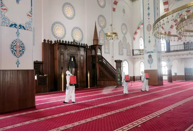 Van'da Ramazan öncesi camiler dezenfekte edildi Van'da Ramazan öncesi camiler dezenfekte edildi