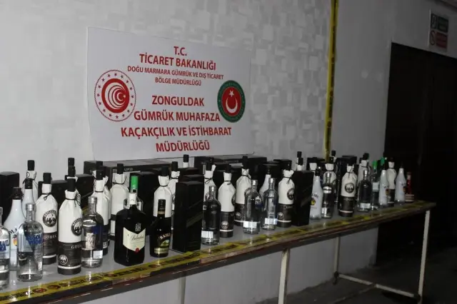 Bartın'da yabancı bandıralı gemide 88 şişe bandrolsüz alkollü içki ele geçirildi Bartın'da yabancı bandıralı gemide 88 şişe bandrolsüz alkollü içki ele geçirildi