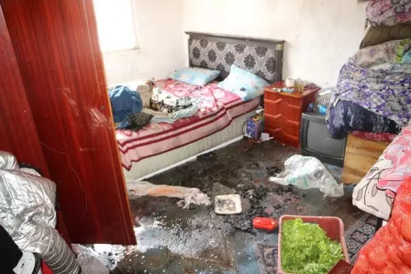 Yangında çeyizi kül olan genç kız, nikahına gelinliksiz katıldı Yangında çeyizi kül olan genç kız, nikahına gelinliksiz katıldı