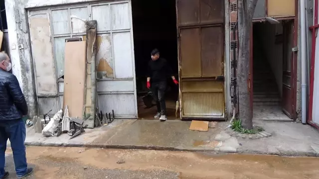 Yangında onlarca mobilya takımı zarar gördü Yangında onlarca mobilya takımı zarar gördü