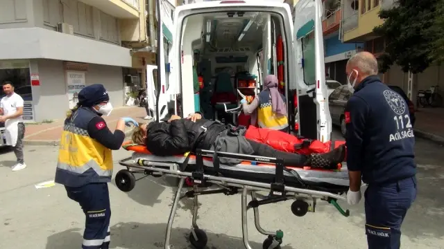 Son dakika haberleri | Otomobili görüp frene basan kadın hastanelik oldu, kaza anı kameraya böyle yansıdı Son dakika haberleri | Otomobili görüp frene basan kadın hastanelik oldu, kaza anı kameraya böyle yansıdı