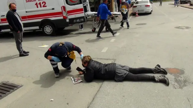 Son dakika haberleri | Otomobili görüp frene basan kadın hastanelik oldu, kaza anı kameraya böyle yansıdı Son dakika haberleri | Otomobili görüp frene basan kadın hastanelik oldu, kaza anı kameraya böyle yansıdı