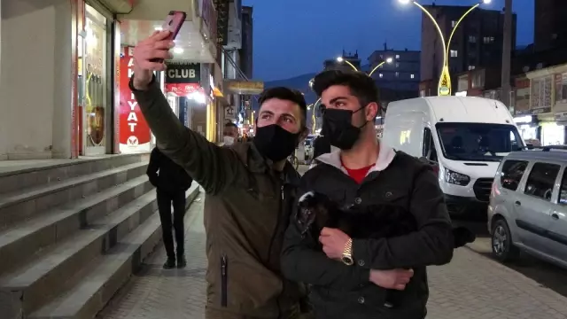 Yeni doğan oğlağa şefkat eli Yeni doğan oğlağa şefkat eli
