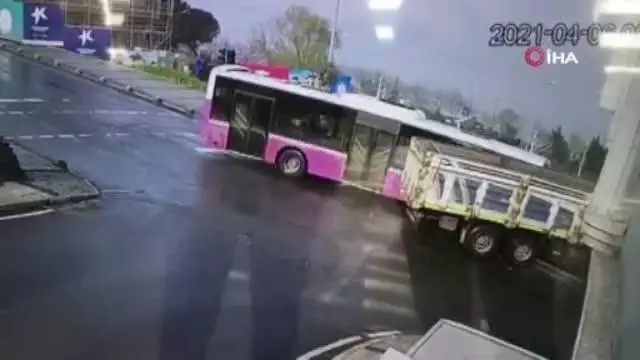 Küçükçekmece'de yolcu otobüsü ile kamyonun çarpıştığı kaza güvenlik kamerasında Küçükçekmece'de yolcu otobüsü ile kamyonun çarpıştığı kaza güvenlik kamerasında