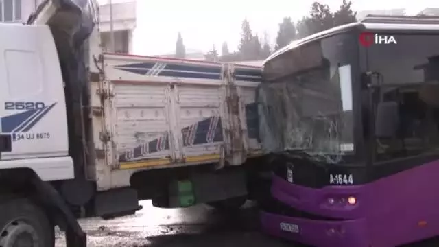 Küçükçekmece'de yolcu otobüsü ile kamyonun çarpıştığı kaza güvenlik kamerasında Küçükçekmece'de yolcu otobüsü ile kamyonun çarpıştığı kaza güvenlik kamerasında