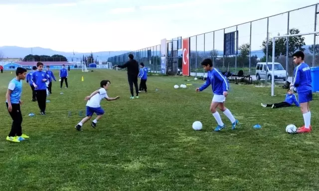 Yunusemre Belediyespor altyapısı doludizgin Yunusemre Belediyespor altyapısı doludizgin