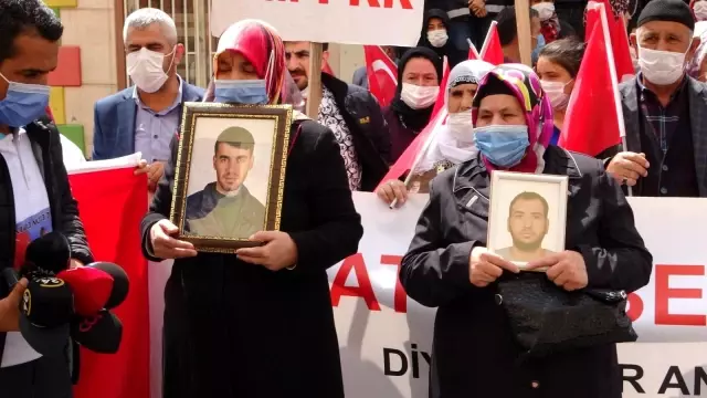 Yüreği yanık 2 aile daha HDP önündeki evlat nöbeti eylemine katıldı Yüreği yanık 2 aile daha HDP önündeki evlat nöbeti eylemine katıldı