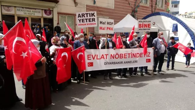 Yüreği yanık 2 aile daha HDP önündeki evlat nöbeti eylemine katıldı Yüreği yanık 2 aile daha HDP önündeki evlat nöbeti eylemine katıldı