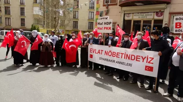 Yüreği yanık 2 aile daha HDP önündeki evlat nöbeti eylemine katıldı Yüreği yanık 2 aile daha HDP önündeki evlat nöbeti eylemine katıldı