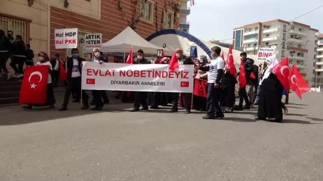 Yüreği yanık 2 aile daha HDP önündeki evlat nöbeti eylemine katıldı Yüreği yanık 2 aile daha HDP önündeki evlat nöbeti eylemine katıldı