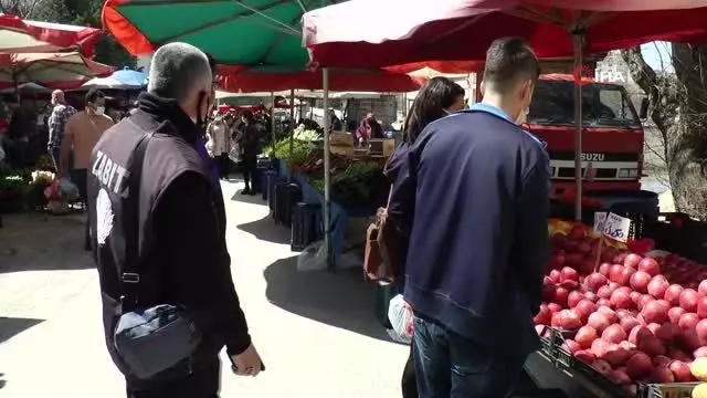 Zabıta ile pazar esnafı arasında gerginlik...Zabıtanın üzerine yürüdü Zabıta ile pazar esnafı arasında gerginlik...Zabıtanın üzerine yürüdü