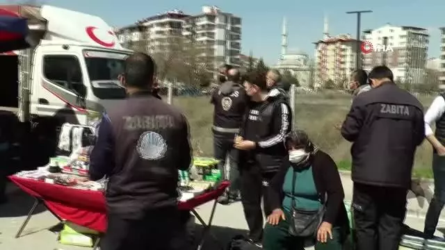Zabıta ile pazar esnafı arasında gerginlik...Zabıtanın üzerine yürüdü Zabıta ile pazar esnafı arasında gerginlik...Zabıtanın üzerine yürüdü