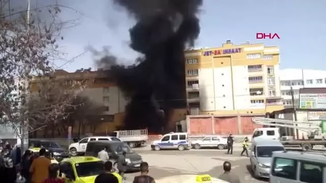 Ağrı'da zift tankerinde yangın; gökyüzüne siyah dumanlar yükseldi Ağrı'da zift tankerinde yangın; gökyüzüne siyah dumanlar yükseldi