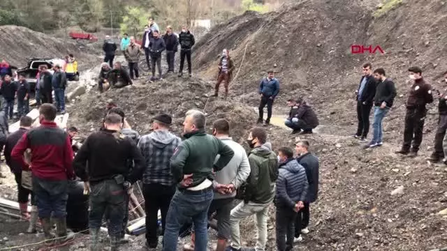 Kaçak maden ocağında yaşamını yitiren işçi toprağa verildi Kaçak maden ocağında yaşamını yitiren işçi toprağa verildi