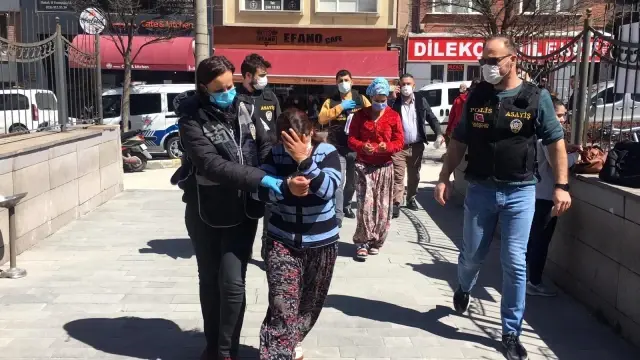 ESKİŞEHİR - Evlerden hırsızlık yaptıkları iddia edilen 5 şüpheli tutuklandı ESKİŞEHİR - Evlerden hırsızlık yaptıkları iddia edilen 5 şüpheli tutuklandı