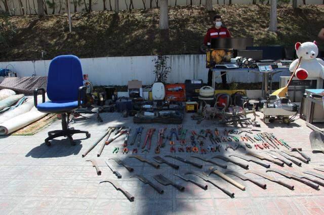 3 yıldır girdiği onlarca evden yüzlerce eşya çaldı, arabasındaki oyuncak ayı ile yakayı ele verdi 3 yıldır girdiği onlarca evden yüzlerce eşya çaldı, arabasındaki oyuncak ayı ile yakayı ele verdi