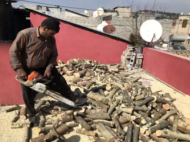Odun keserek 35 yıldır ailesinin geçimini sağlıyor Odun keserek 35 yıldır ailesinin geçimini sağlıyor