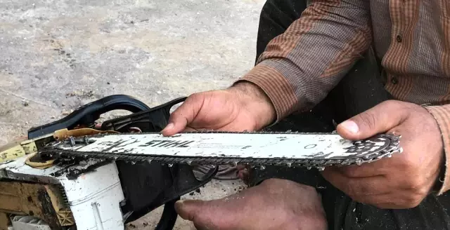 Odun keserek 35 yıldır ailesinin geçimini sağlıyor Odun keserek 35 yıldır ailesinin geçimini sağlıyor