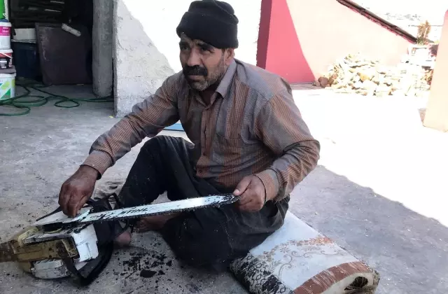 Odun keserek 35 yıldır ailesinin geçimini sağlıyor Odun keserek 35 yıldır ailesinin geçimini sağlıyor